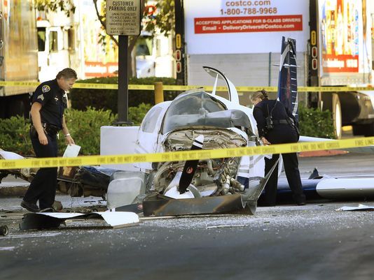 Avioneta se estrella en un centro comercial de San Diego