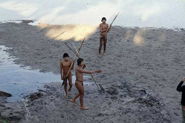Indígenas de Brasil entran en contacto por primera vez con la civilización