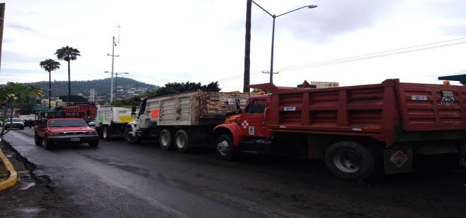 Incendian otro camión y CTM mantiene el bloqueo en carretera de Oaxaca