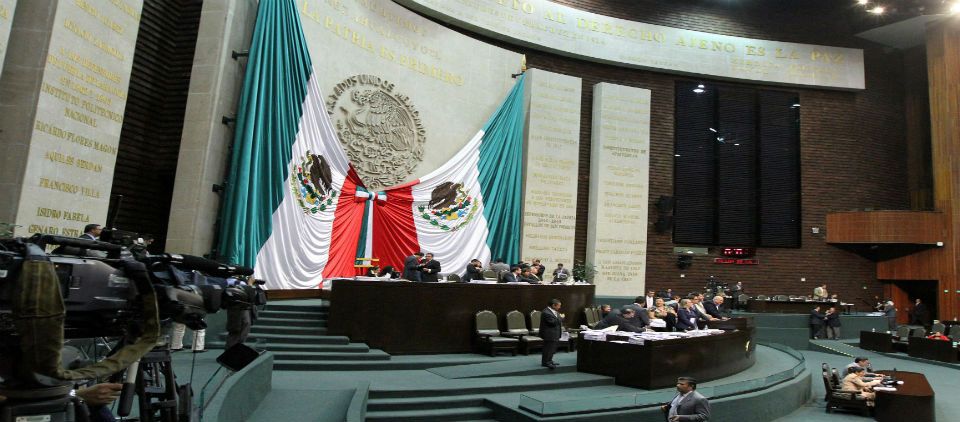 Debaten diputados tercer dictamen energético