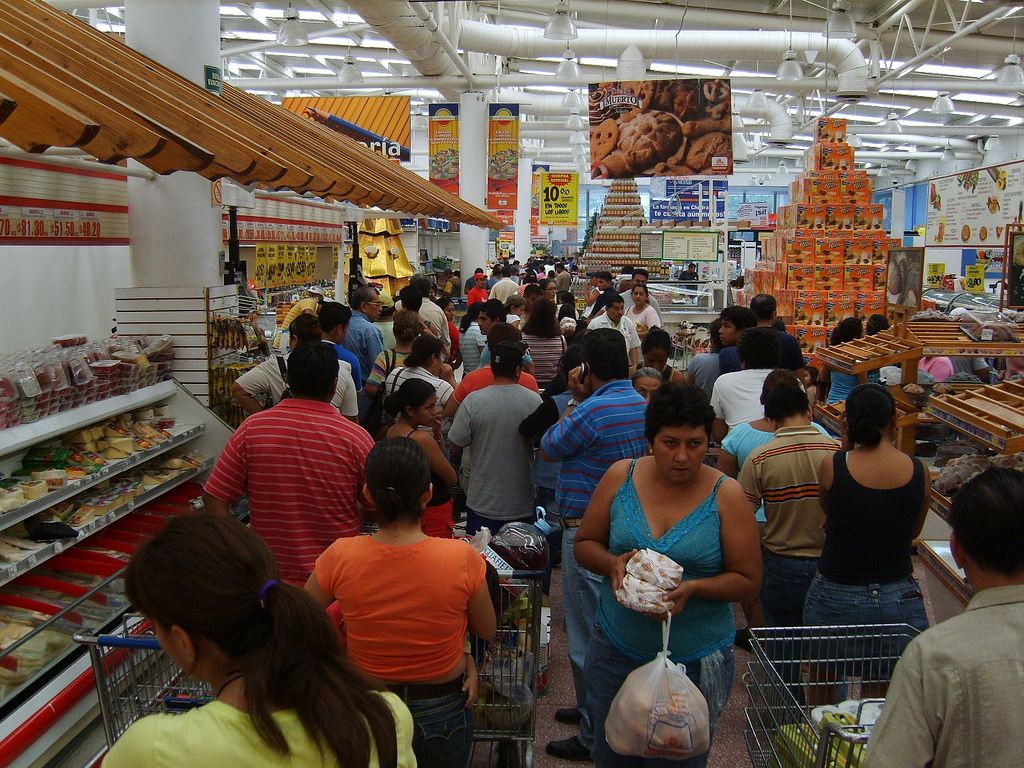 Confianza del consumidor cae 7.6% en julio