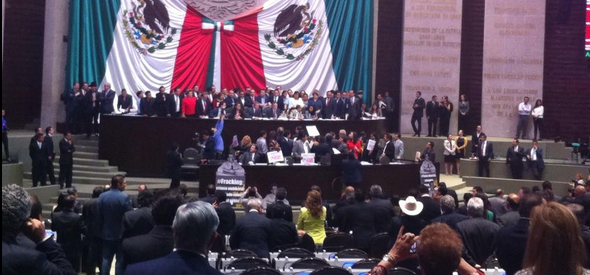 Diputados del PRD tomaron la tribuna.