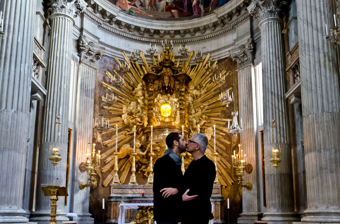 Amaga Vaticano con acciones legales contra exposición gay