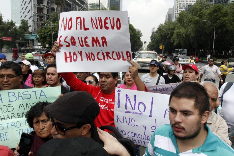 Protestan frente al SAT por Hoy No Circula