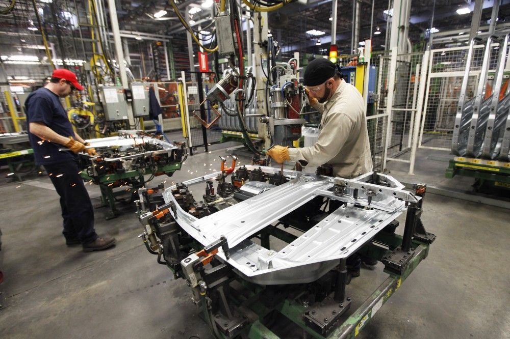 Crece producción industrial 2 por ciento en junio