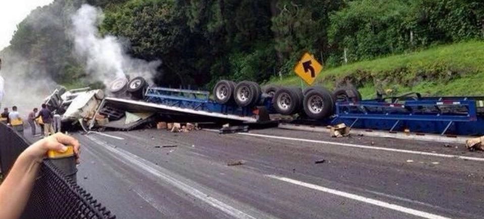Tres heridos por volcadura de tráiler en México-Cuernavaca Tres heridos por volcadura de tráiler en México-Cuernavaca