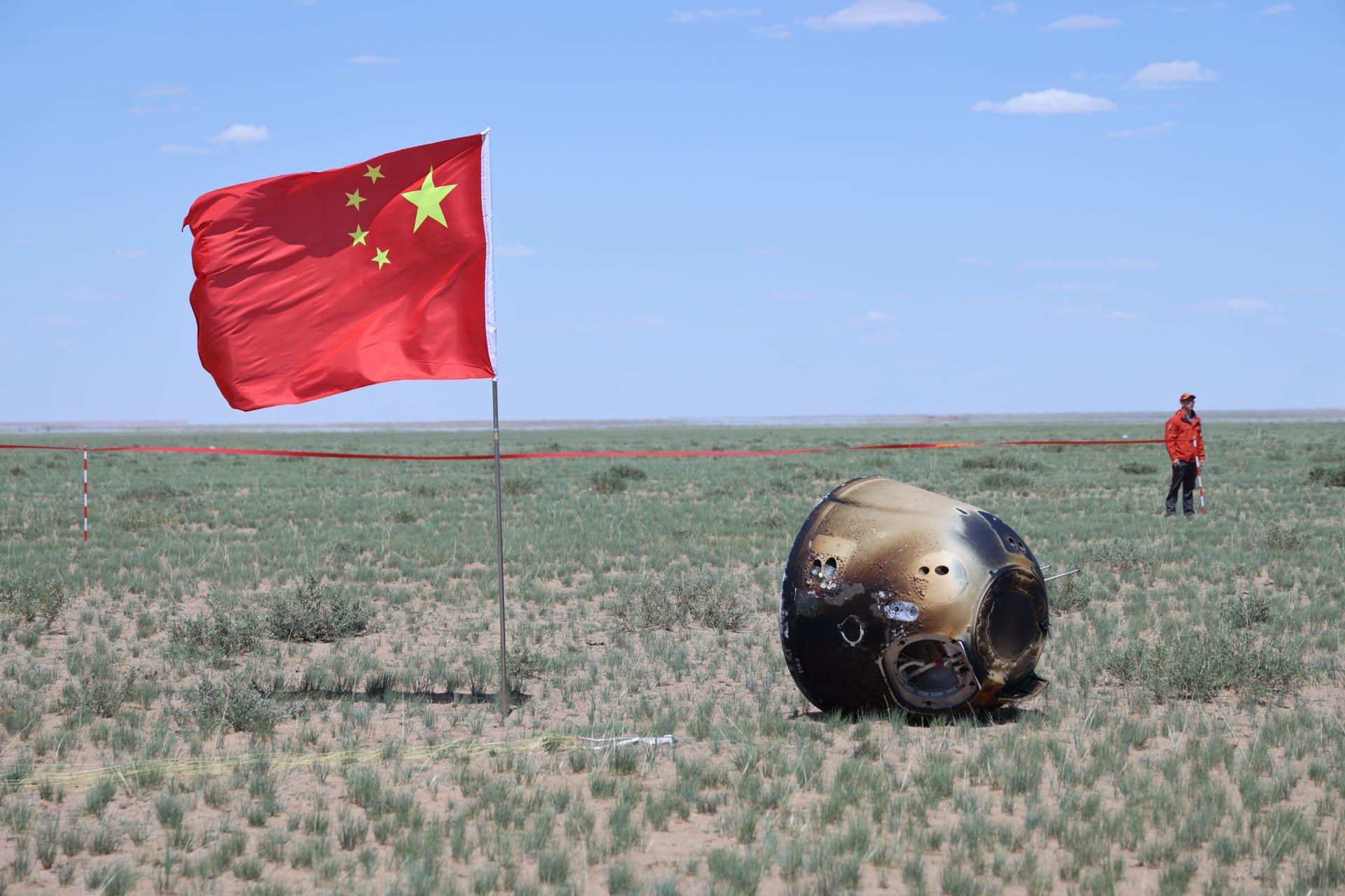Sonda china Chang’e 6 regresa a la Tierra con muestras de la cara oculta de la Luna