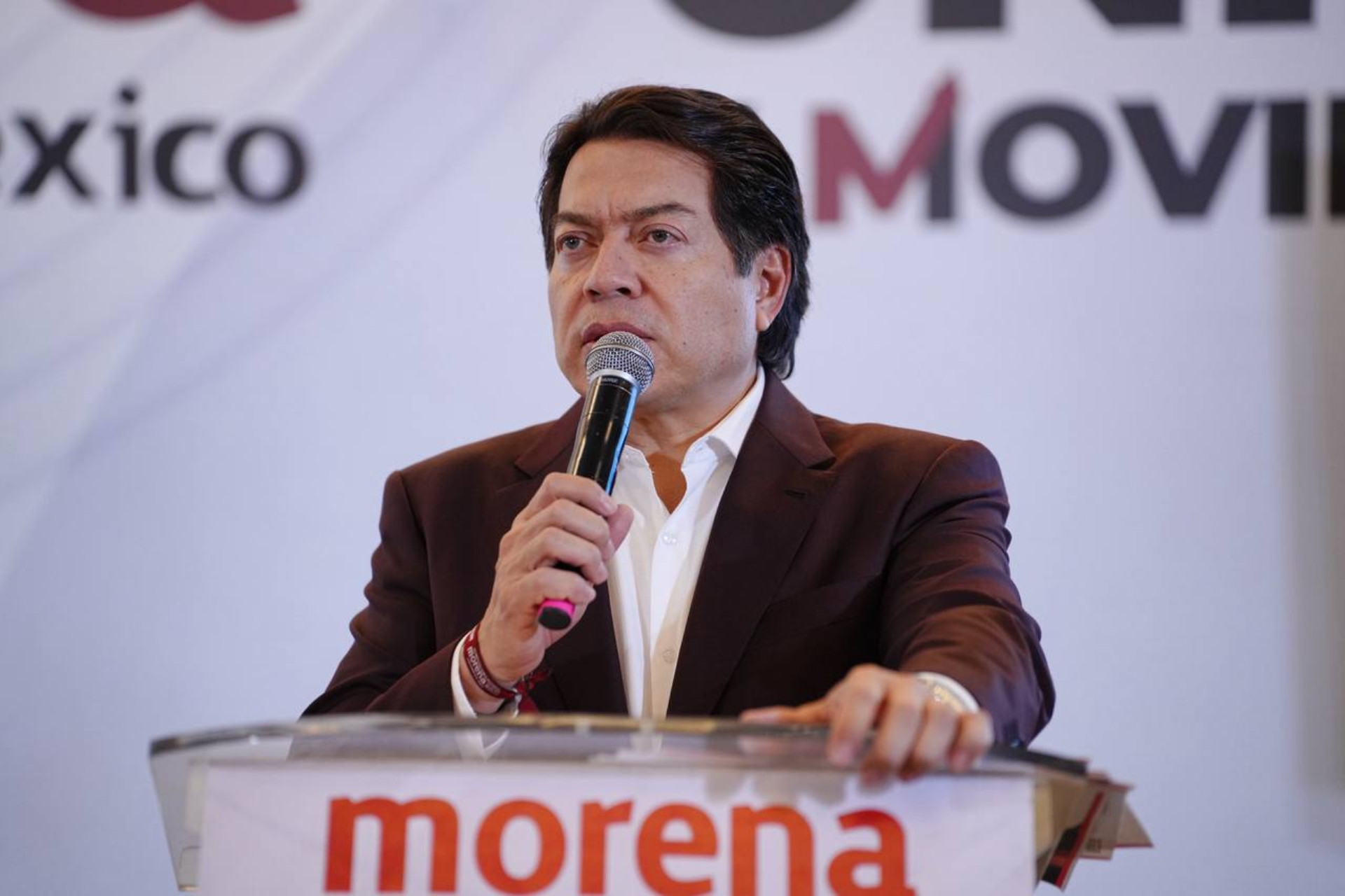 Marx Arriaga critica revisión de libros; Mario Delgado le responde