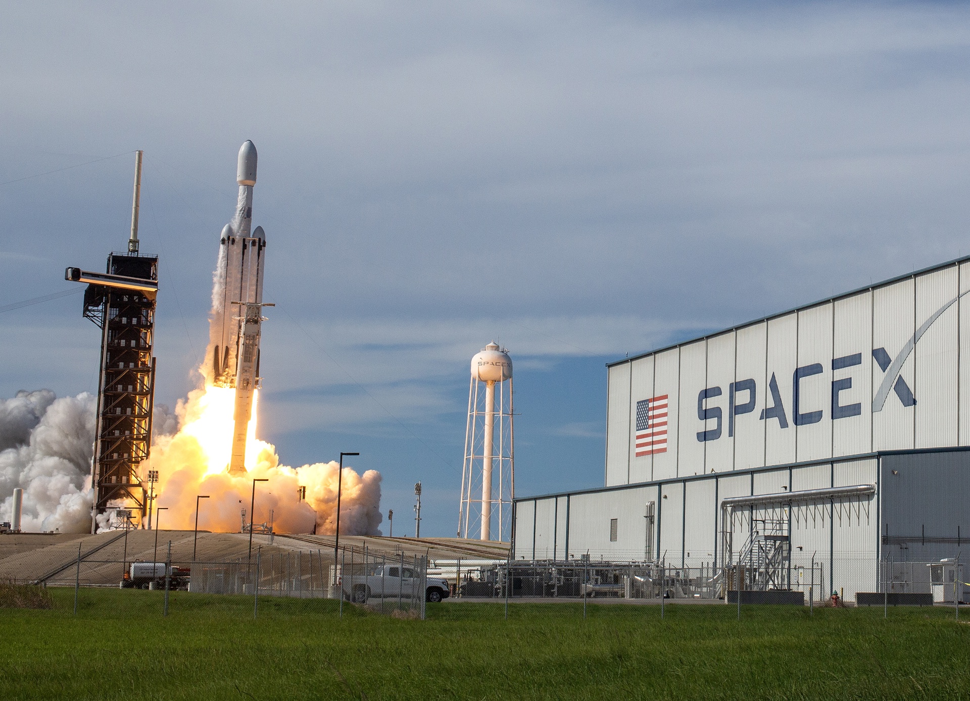 SpaceX asegura que satélites dispersos tras explosión en misión del Falcon 9 no amenazan la Tierra