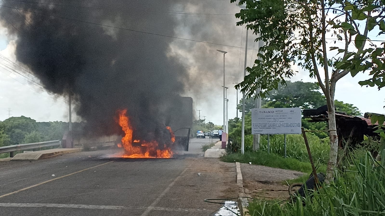 Se reportan diversos vehículos y comercios quemados en Villahermosa