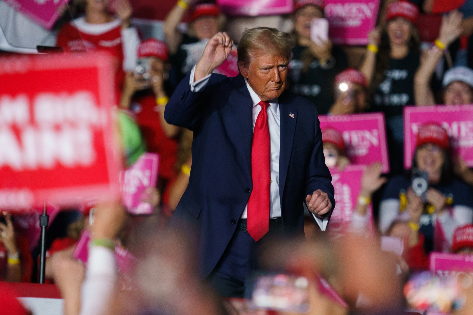 Trump amaga con imponer aranceles de hasta el 100 % a México para frenar la migración Trump amaga con imponer aranceles de hasta el 100 % a México para frenar la migración