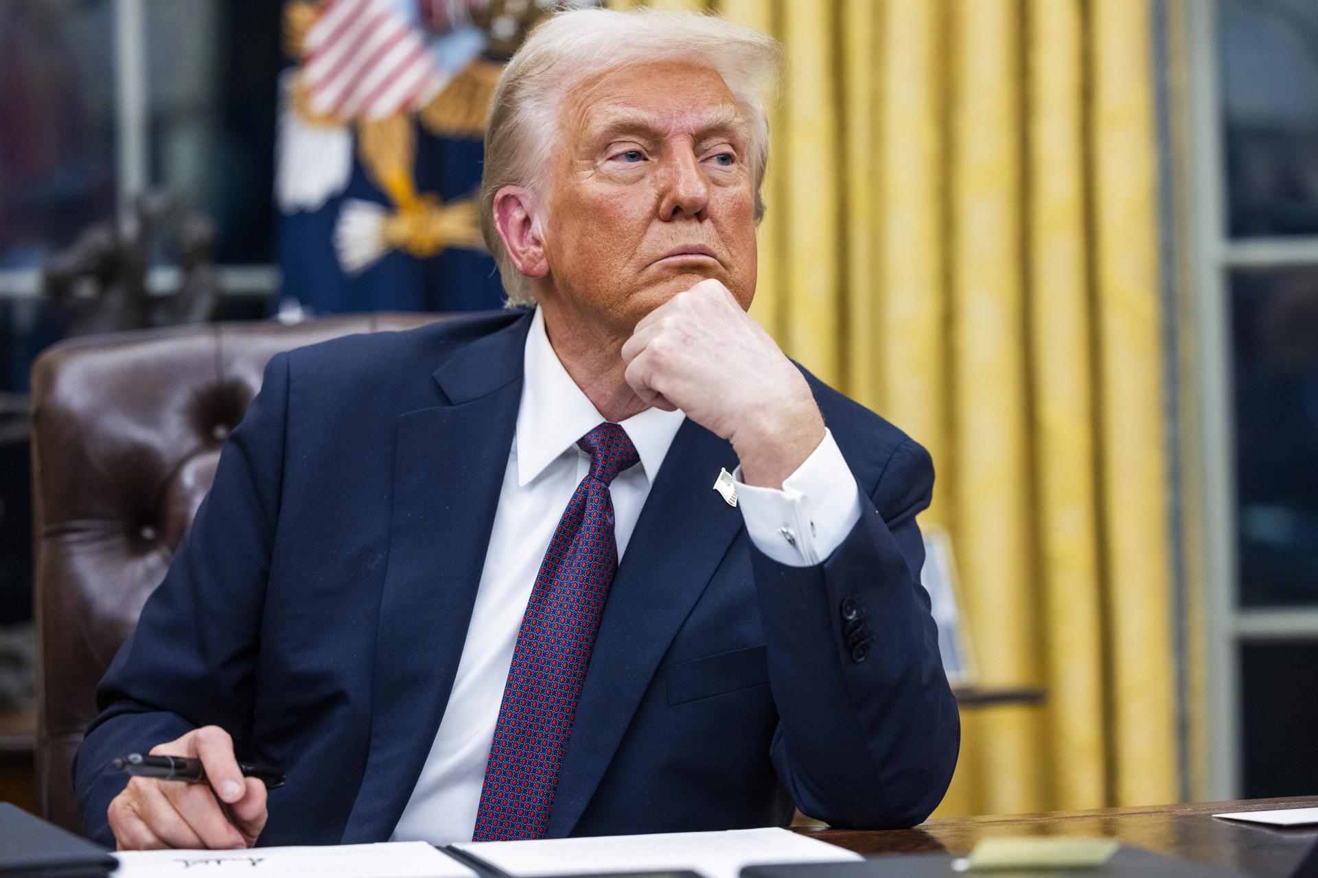 Trump considera ofrecer dinero a migrantes indocumentados para que abandonen EE.UU. Trump considera ofrecer dinero a migrantes indocumentados para que abandonen EE.UU.