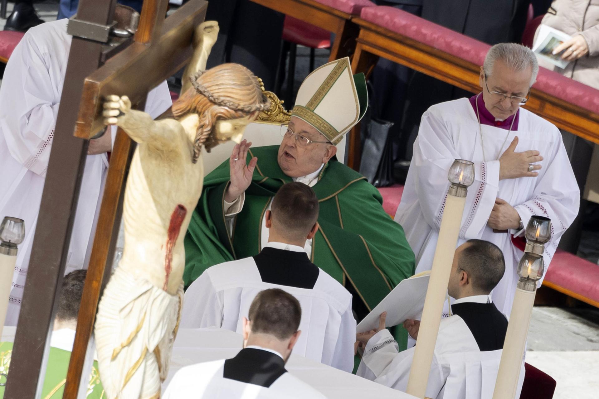 Papa Francisco pide a los ejércitos del mundo “que callen las armas y se escuche el grito de la paz”