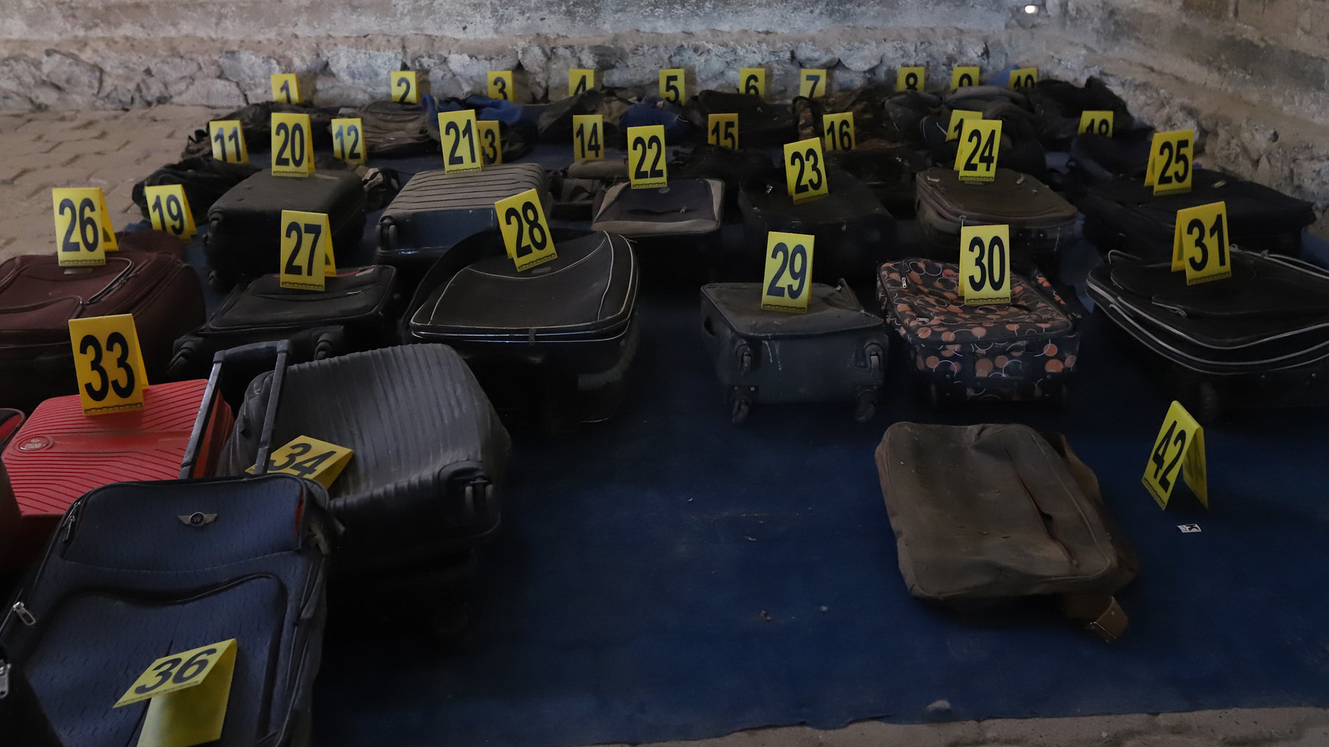 Ropa y zapatos, los testigos del campo de exterminio de Teuchitlán, Jalisco
