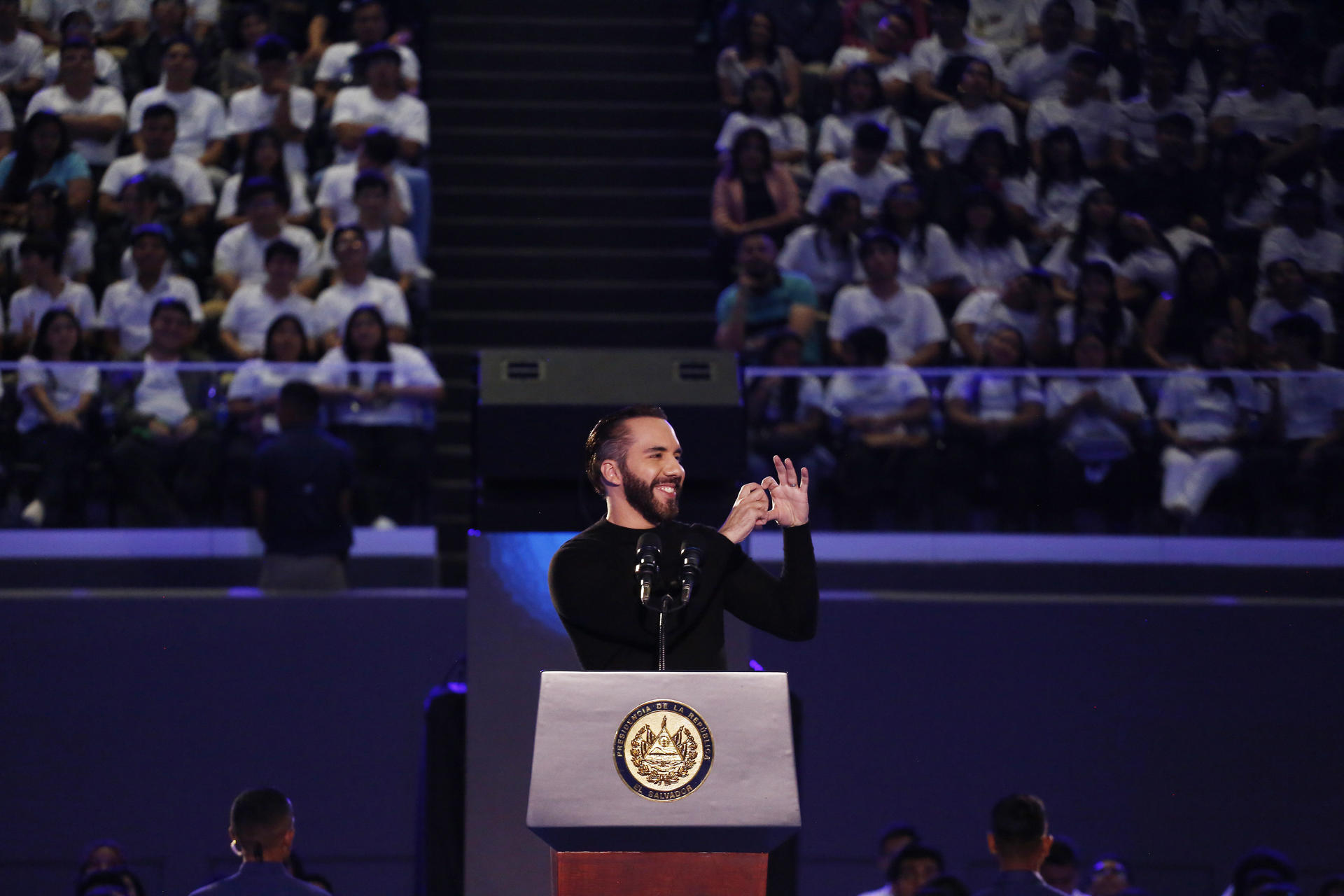 Nayib Bukele anuncia un programa de becas para “todos los jóvenes” de El Salvador