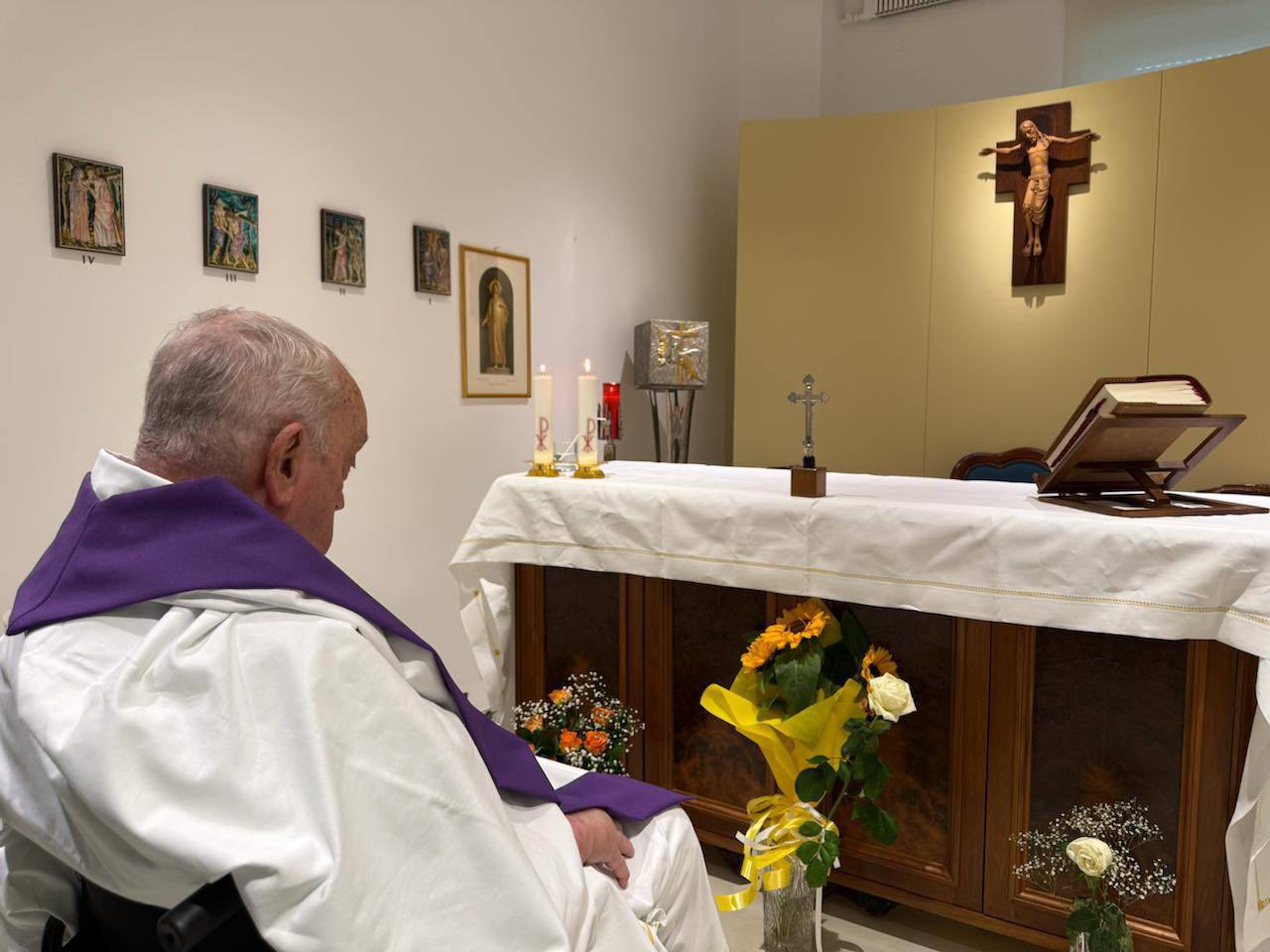 Revelan imagen del papa Francisco, a un mes de su hospitalización