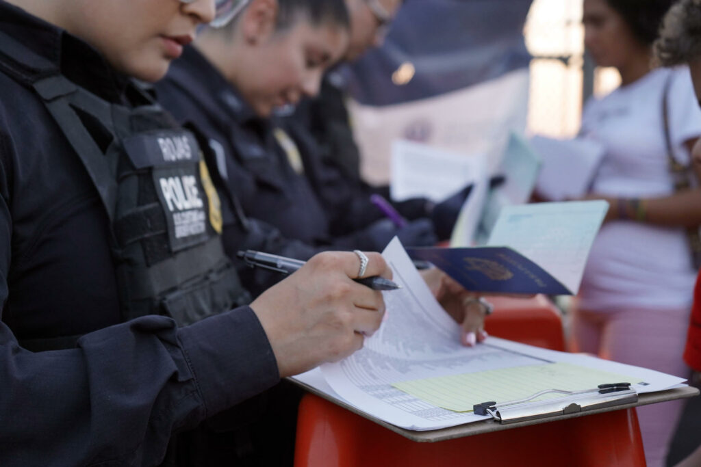 Proponen congresistas republicanos cobrar mil dólares por solicitud de asilo en EE.UU.