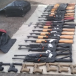 Aseguran arsenal con 22 fusiles AK-47 a bordo de autobús en Culiacán
