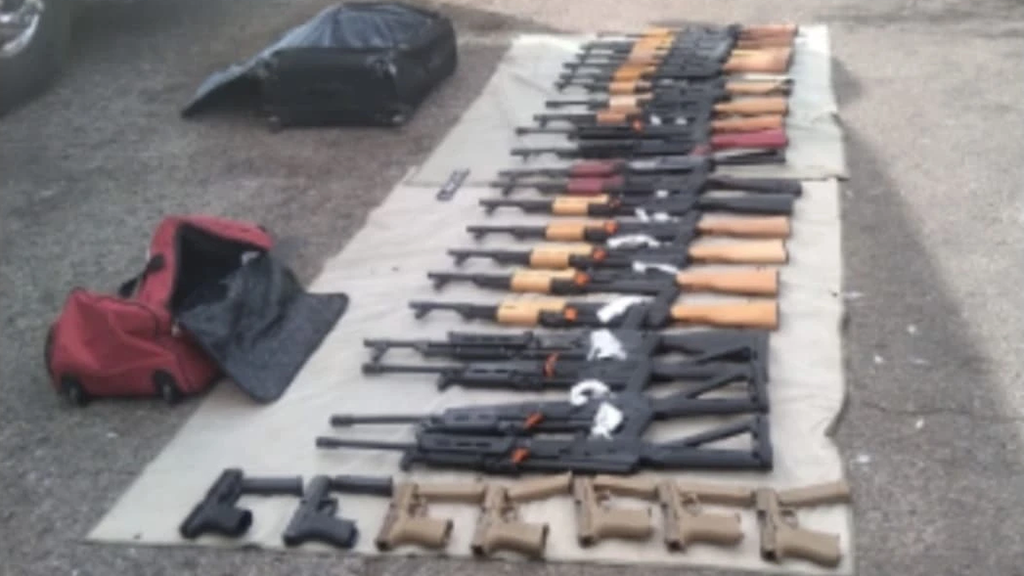 Aseguran arsenal con 22 fusiles AK-47 a bordo de autobús en Culiacán Aseguran arsenal con 22 fusiles AK-47 a bordo de autobús en Culiacán