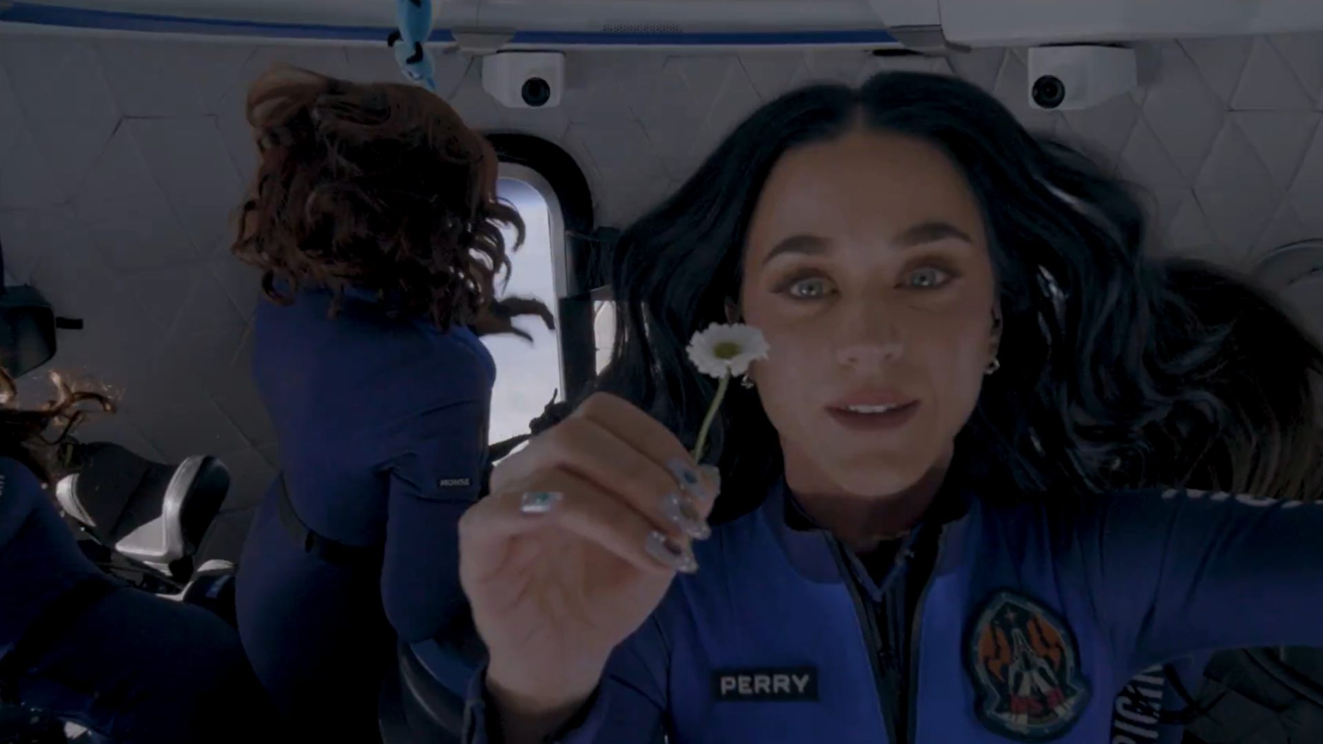 Blue Origin completa un histórico viaje de turismo espacial tripulado solo por mujeres