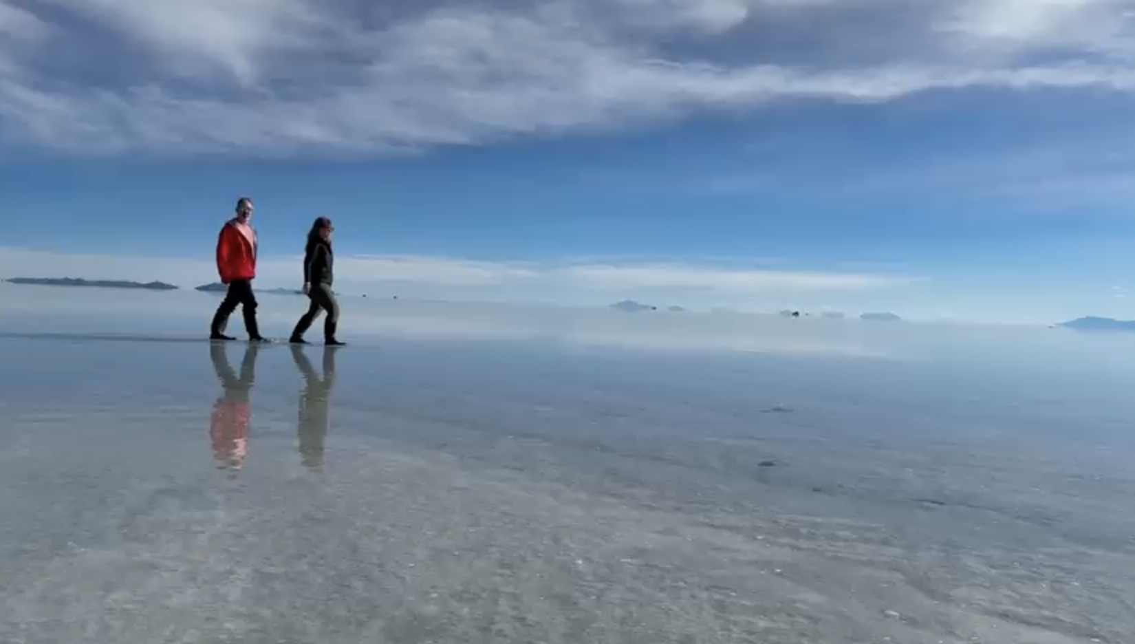Reflejos infinitos sobre el espejo natural más grande del mundo