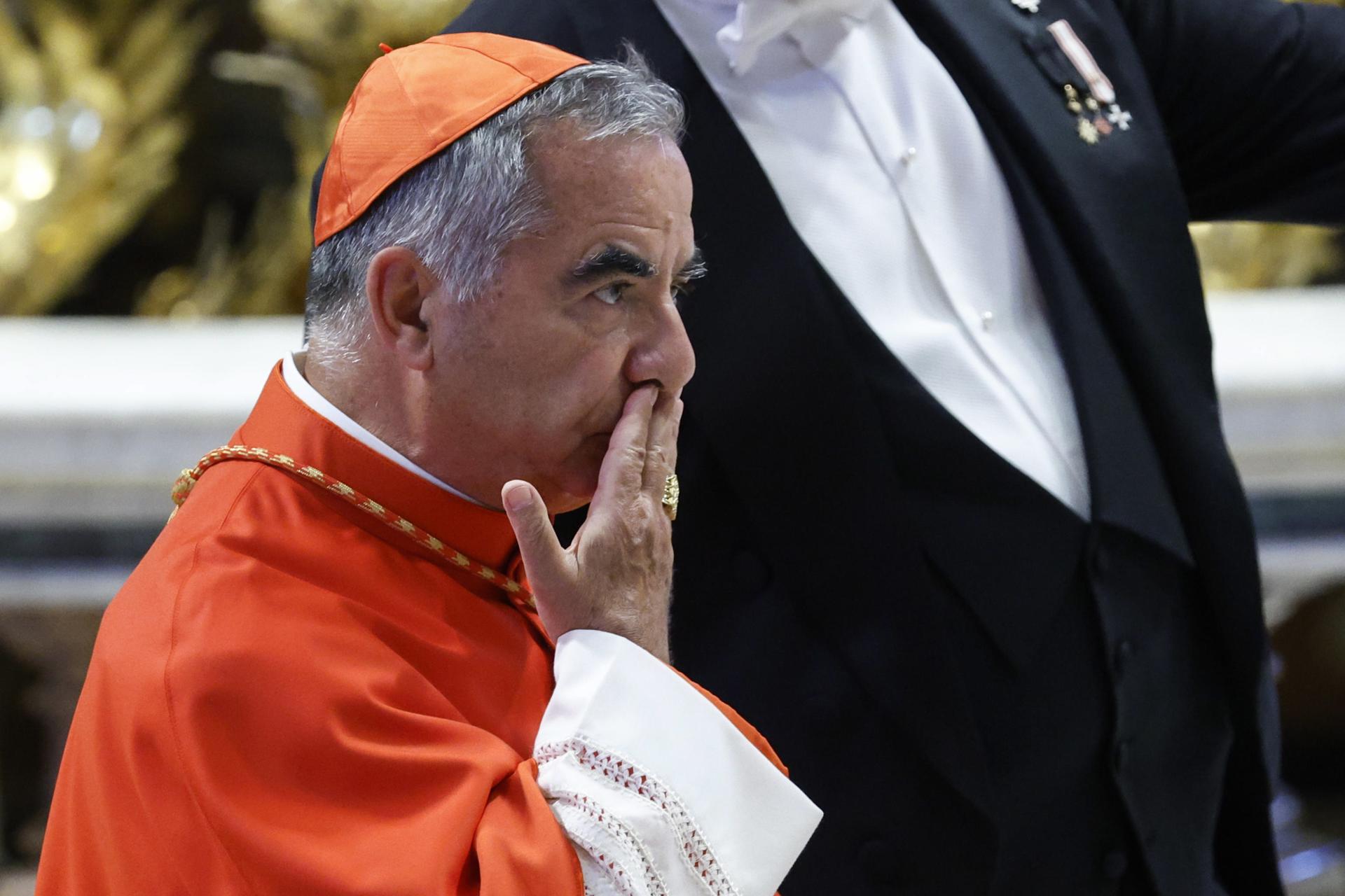 Angelo Becciu, cardenal al que Francisco retiró sus privilegios, renuncia a participar en el cónclave