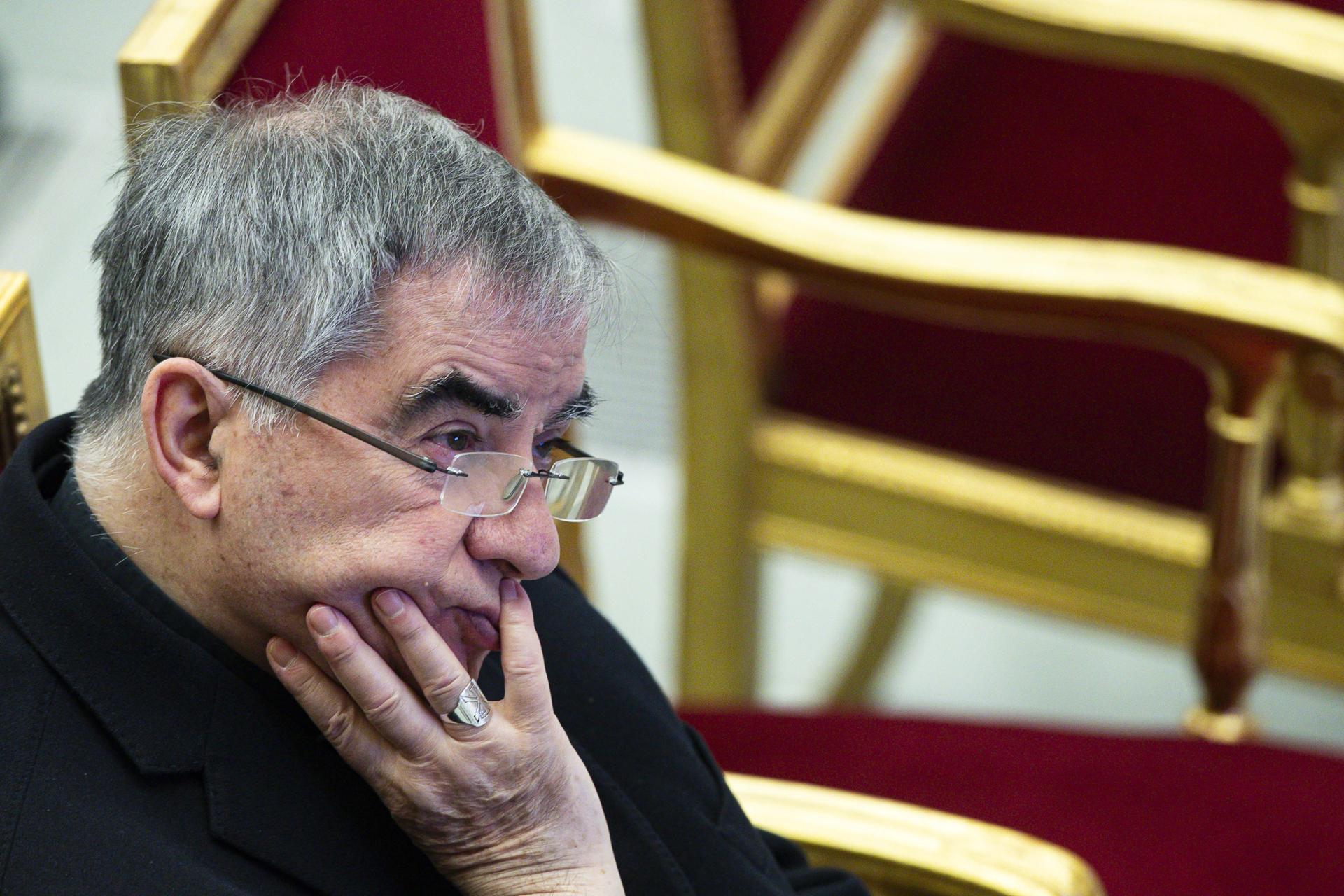 Cardenal Becciu, dispuesto a dar un paso atrás y no participar en el cónclave