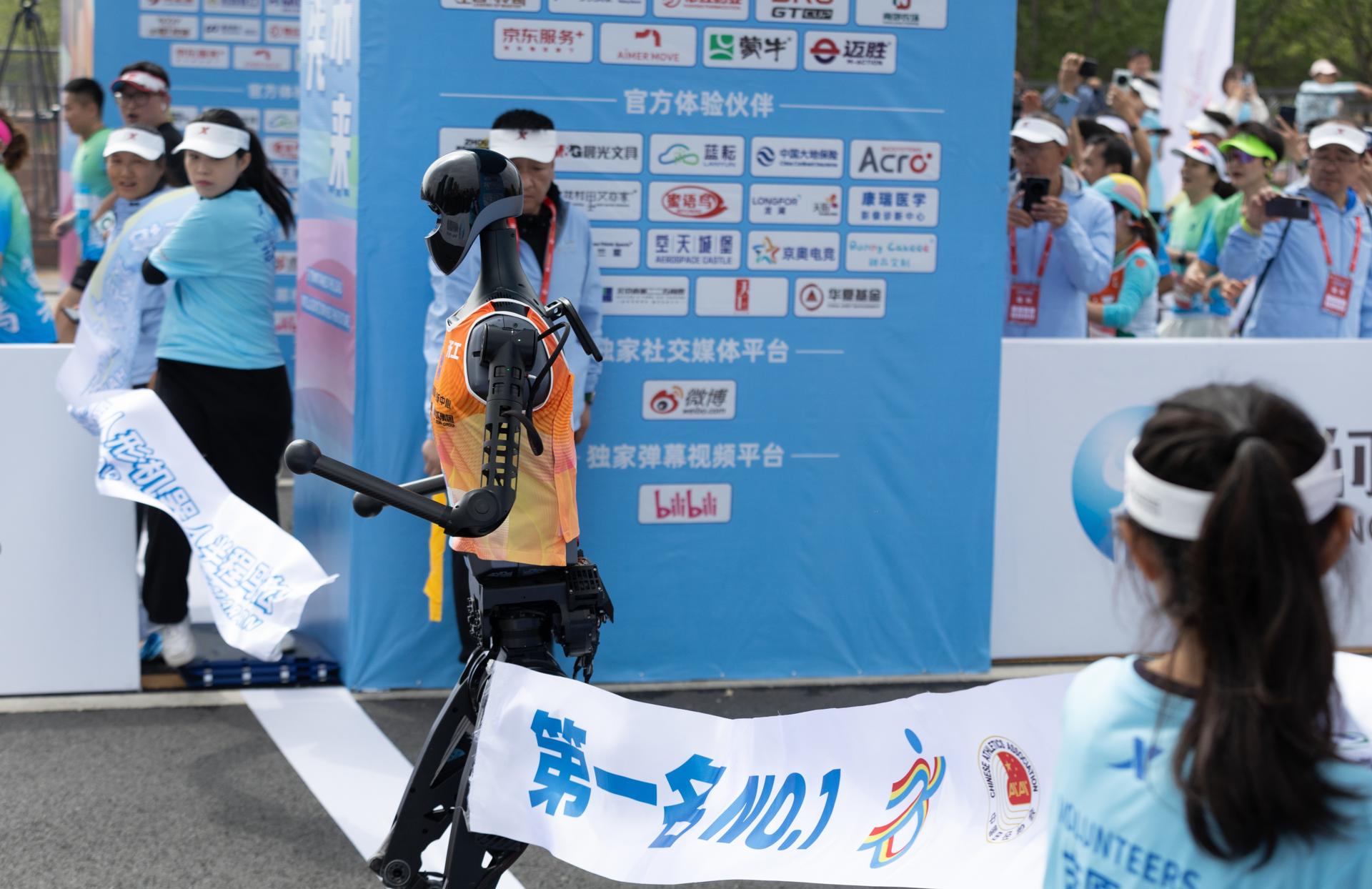 Robots humanoides corren medio maratón en China