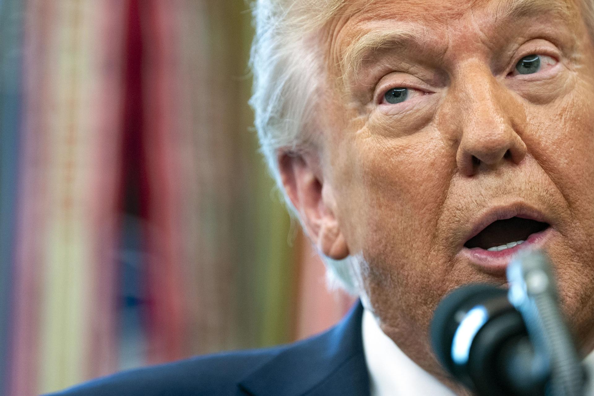 Trump bromea sobre la posibilidad de que traten de destituirlo de nuevo
