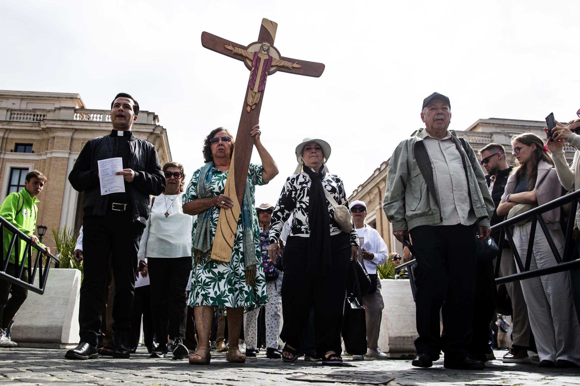 Vaticano convoca al rezo del rosario por el papa Francisco Vaticano convoca al rezo del rosario por el papa Francisco
