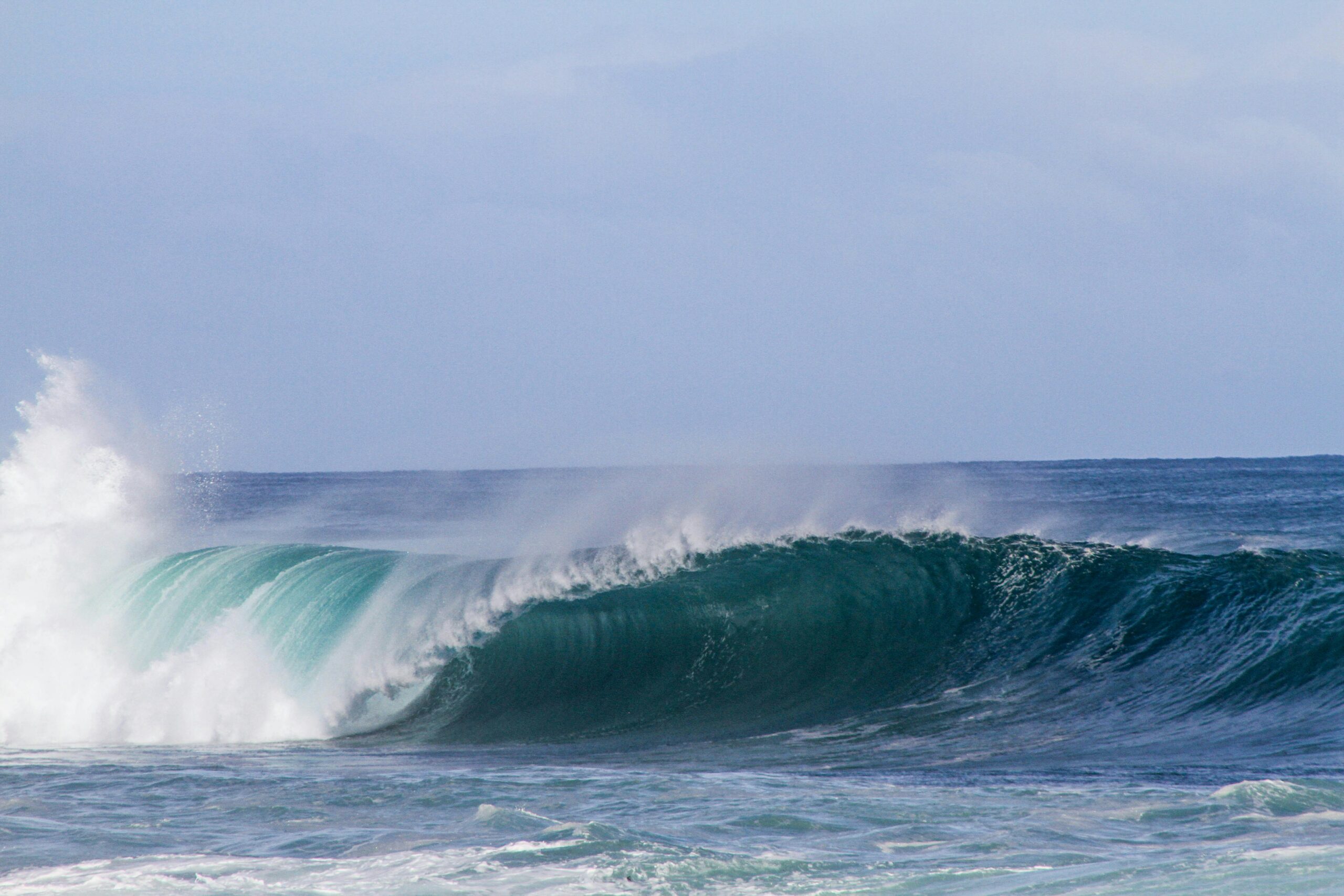 Olas de inspiración: 5 destinos internacionales para surfear con lujo