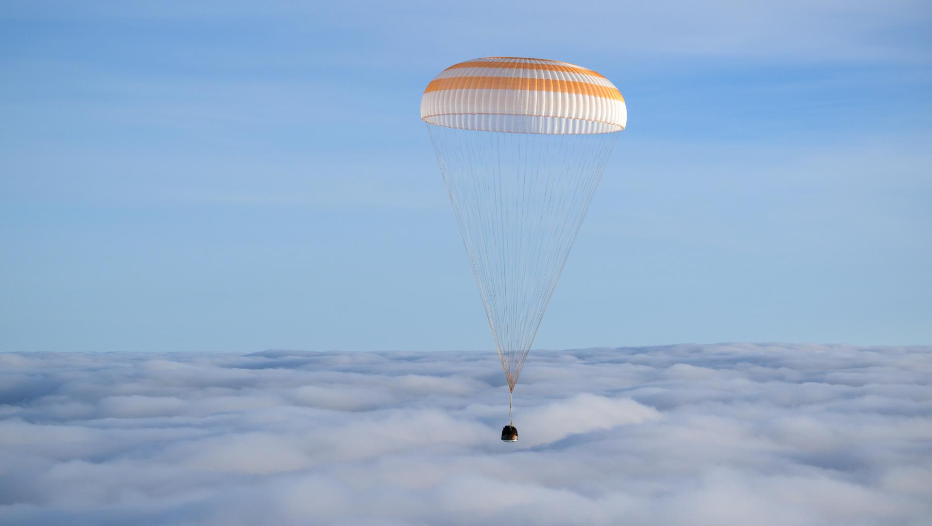Nave Soyuz regresa a la Tierra con dos astronautas rusos y uno estadounidense