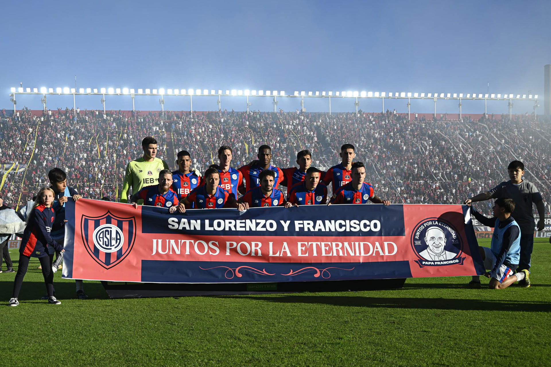 Un San Lorenzo en crisis homenajea a su aficionado más célebre: el papa Francisco