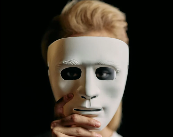 Suplantan a famosos con deepfakes para manipular a víctimas