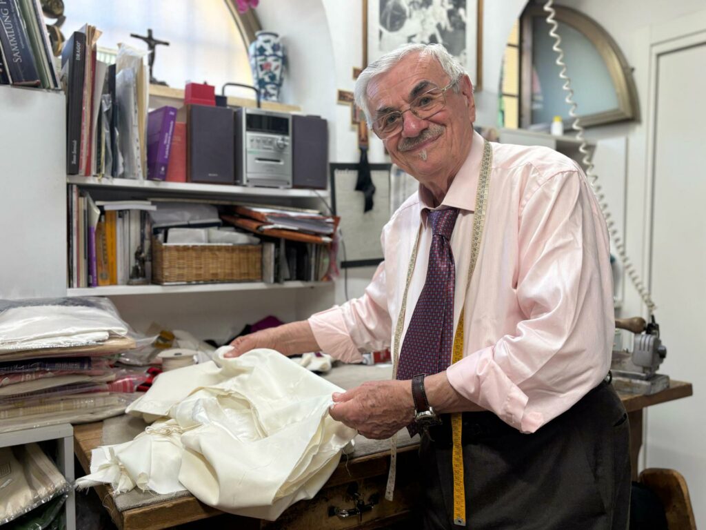 Raniero Mancinelli, el sastre que viste a los papas - 65aeb2c42a5c0d9b297e4ed691ab83fd25bdf5d6w-1024x768
