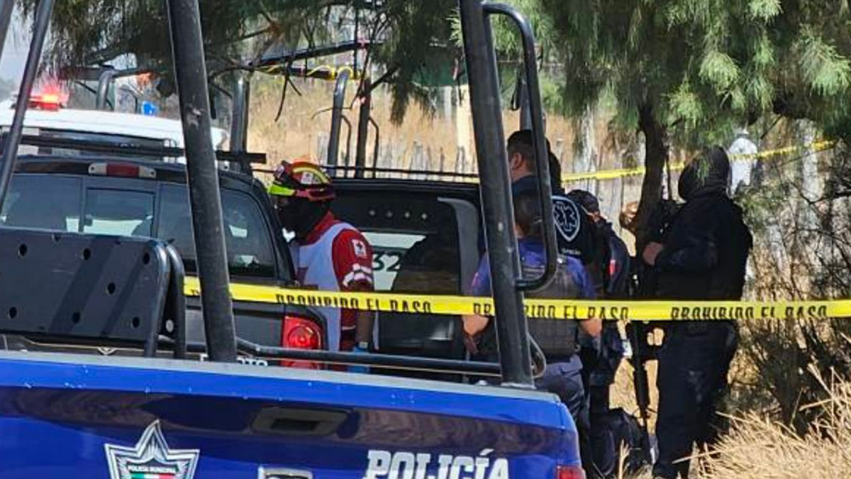 Hallan 5 cuerpos dentro de camioneta abandonada sobre la carretera Salamanca-Celaya Hallan 5 cuerpos dentro de camioneta abandonada sobre la carretera Salamanca-Celaya