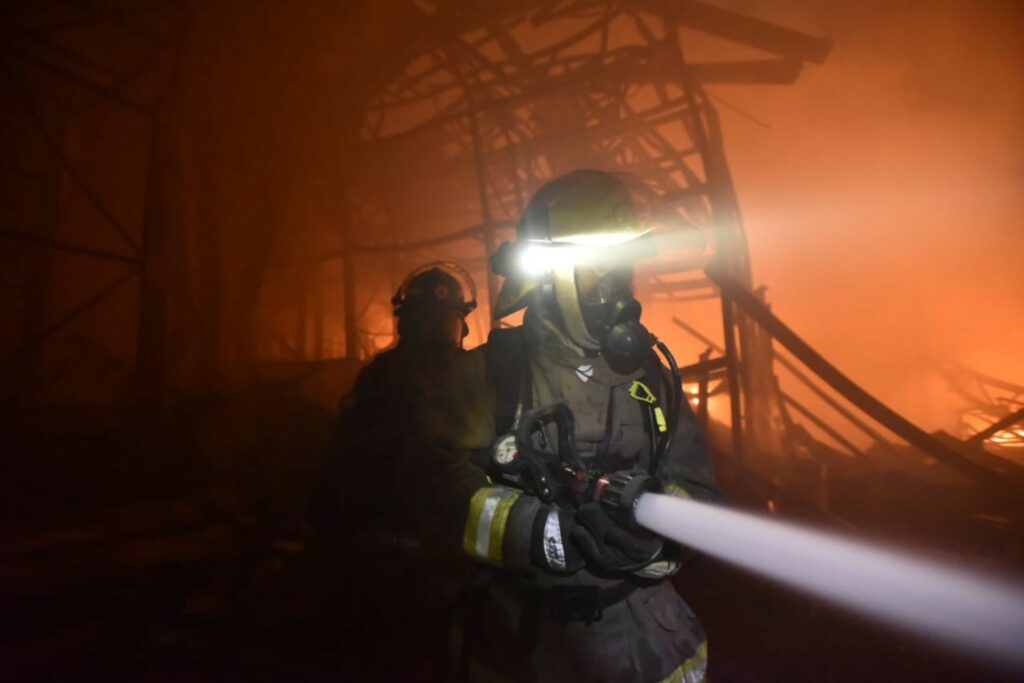 Dos muertos y 18 heridos por incendio en fábrica de Jalisco