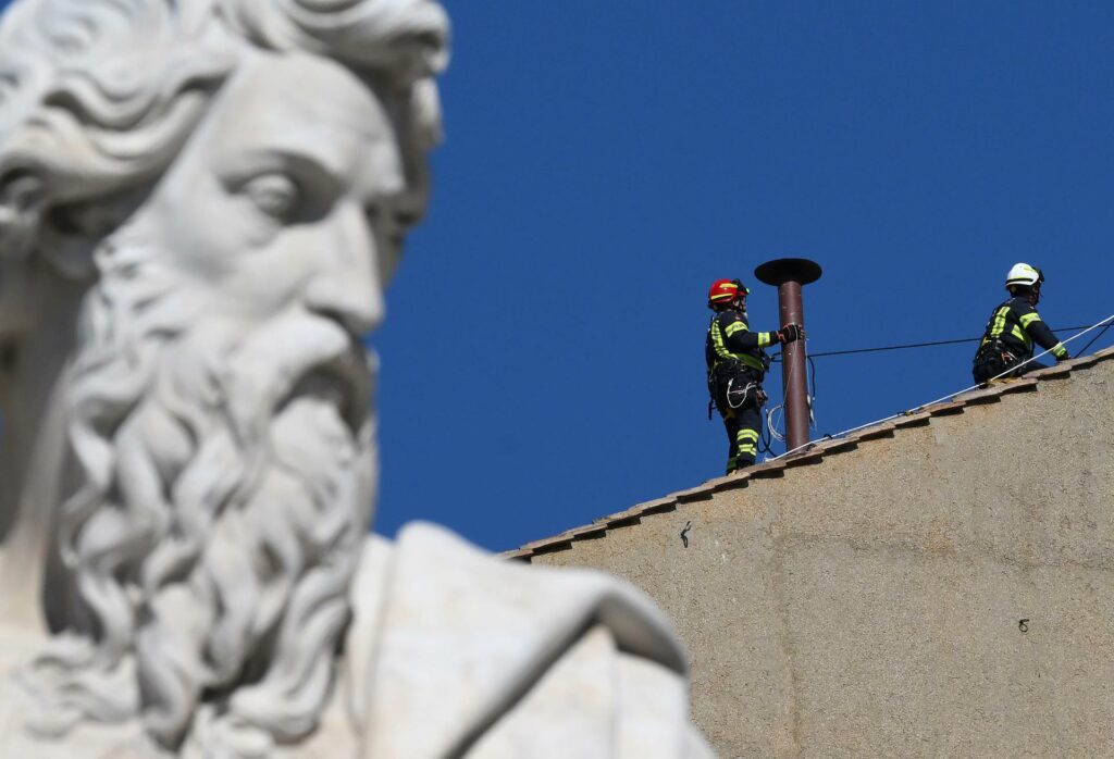 Instalan la chimenea en la Capilla Sixtina para el cónclave