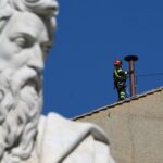Instalan la chimenea en la Capilla Sixtina para el cónclave