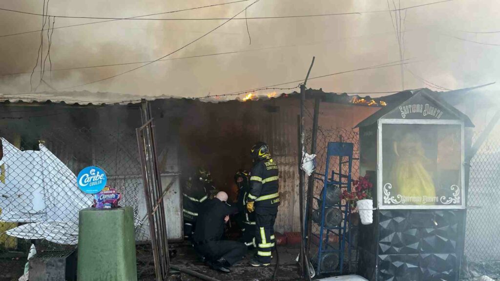 Incendio afecta varias viviendas en inmediaciones del Metro Lindavista