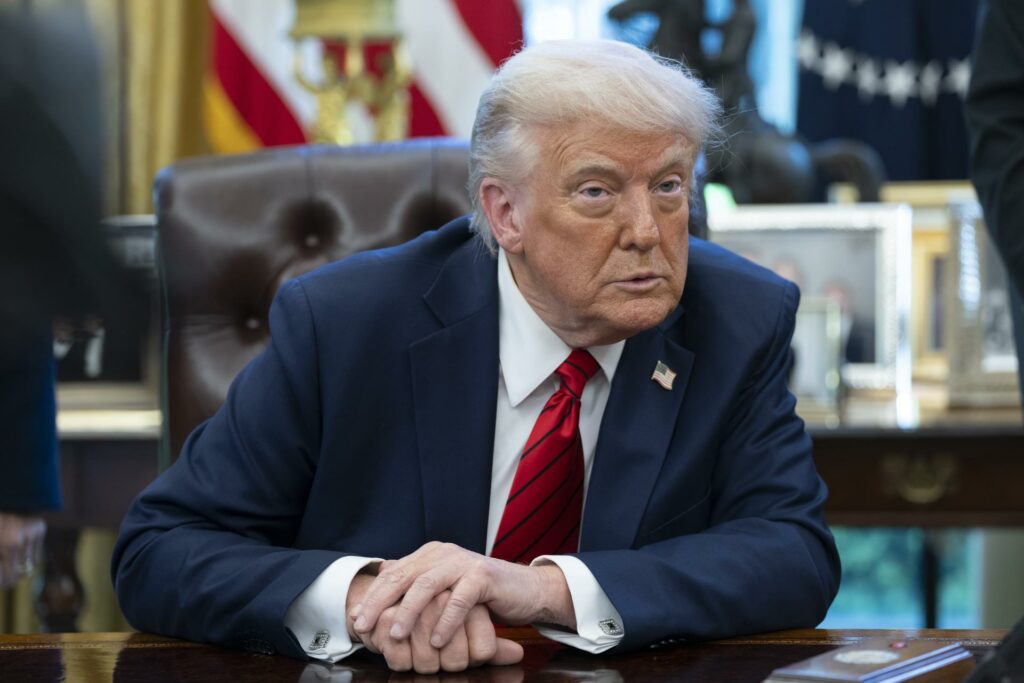 Trump insiste en eliminar la exención de impuestos de Harvard